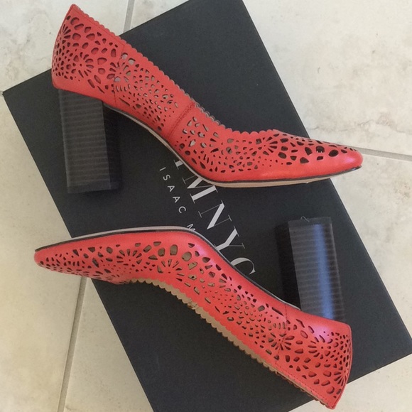 ISAAC MIZRAHI SIZE 6 ZORA LASER CUT PUPMS - Picture 2 of 6